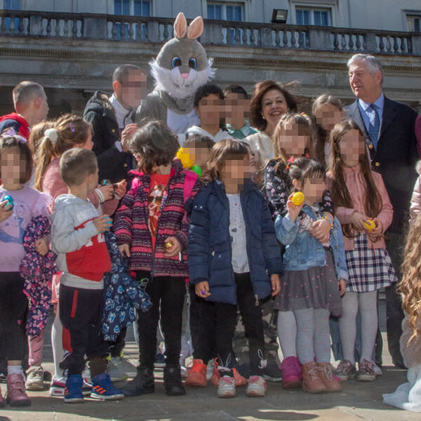 ROYAL FAMILY REJOICES MORE THAN 1,000 CHILDREN FOR EASTER