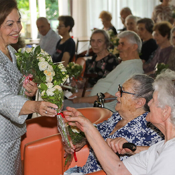 CROWN PRINCESS KATHERINE’S ROYAL GARDEN ROSES FOR ELDERLY LADIES