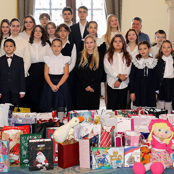 CHILDREN HELPING CHILDREN FOR CHRISTMAS AT THE ROYAL PALACE